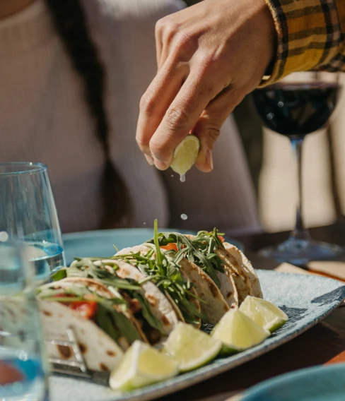 Tacos ricos en restaurante Tirabuzón